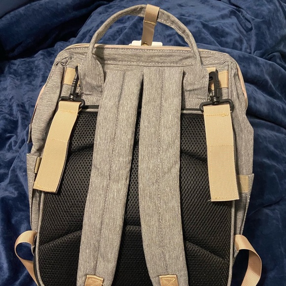 NWT Convertible backpack and diaper bag with bassinet and diaper-changing pad - Picture 3 of 8